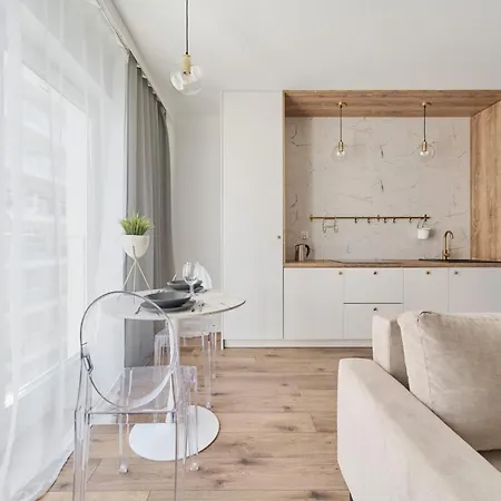 Stylish In Prestige Riverside Location Ksiecia Witolda By Renters ヴロツワフ