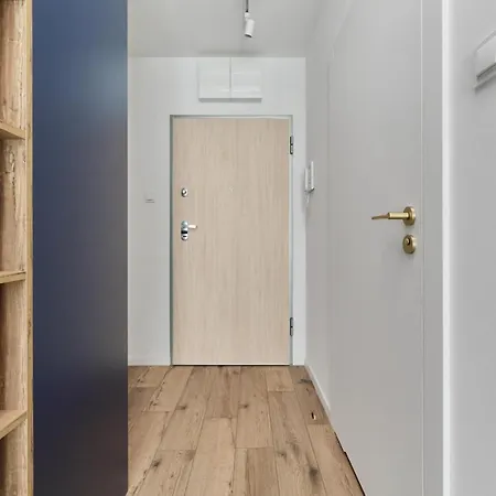 Stylish In Prestige Riverside Location Ksiecia Witolda By Renters * ヴロツワフ