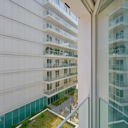 Stylish In Prestige Riverside Location Ksiecia Witolda By Renters * ヴロツワフ